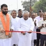 "मुख्यमंत्री जे०पी० गंगा पथ के कृष्णा घाट और गायघाट में अप रैम्प सम्पर्कता का लोकार्पण कर रहे हैं, साथ ही औद्योगिक प्रशिक्षण संस्थान का भवन उद्घाटन करते हुए और 87 औद्योगिक प्रशिक्षण संस्थानों में सेंटर ऑफ एक्सिलेंस के लिए 408.75 करोड़ रुपये की योजनाओं का शिलान्यास करते हुए।"